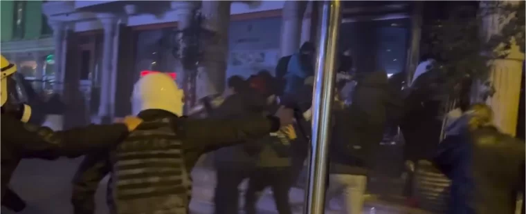 Protesto eyleminde polise polis müdahalesi
