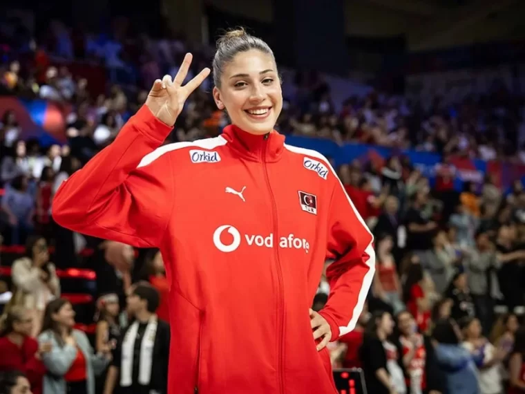 'Filenin Sultanı' İlkin Aydın'dan Aybüke Pusat'a destek