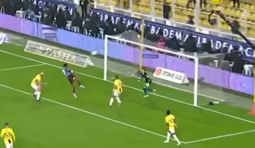 Fenerbahçe Trabzonspor maçında ortalığı karıştıran pozisyonlar