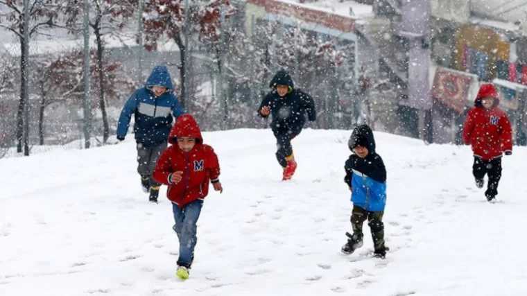 Ankara'da eğitim öğretime 1 gün kar arası