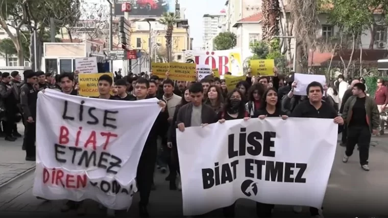 Abdülhamid'in torunu liseli gençleri hedef aldı, tehdit eti