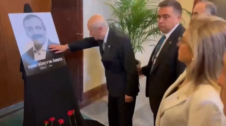 Devlet Bahçeli'nin duygusal anları: Önder'in fotoğrafını okşayıp