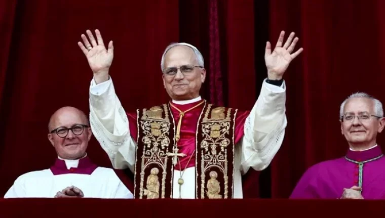 Vatikan'da Beyaz duman yükseldi! Yeni papa Robert Prevost oldu.