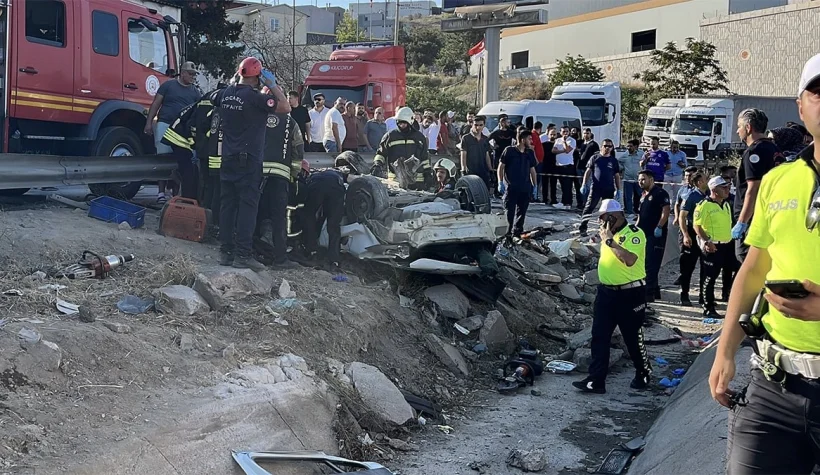 2 otomobil ile TIR çarpıştı: 5 kişi yaşamını yitirdi