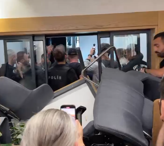 Kayyum Tekin'in İl Başkanlığı'nda kafasına su şişesi atıldı!