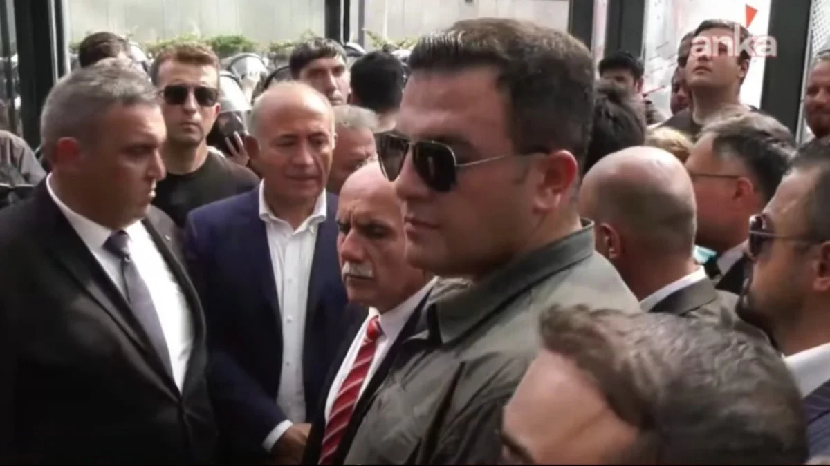 Kayyum Tekin'in İl Başkanlığı'nda kafasına su şişesi atıldı!
