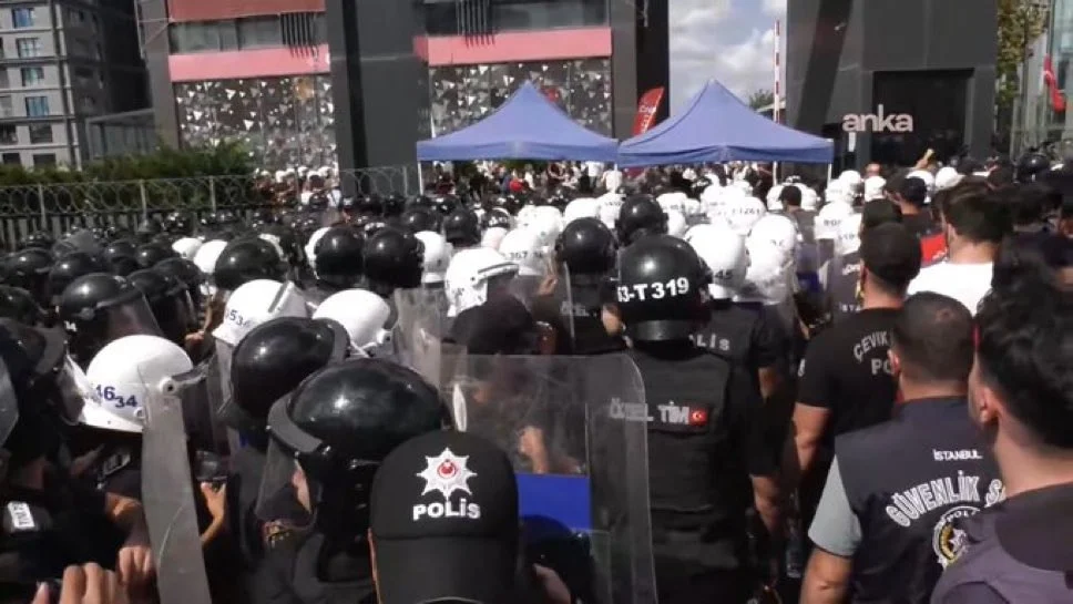 Kayyum Tekin'in İl Başkanlığı'nda kafasına su şişesi atıldı!