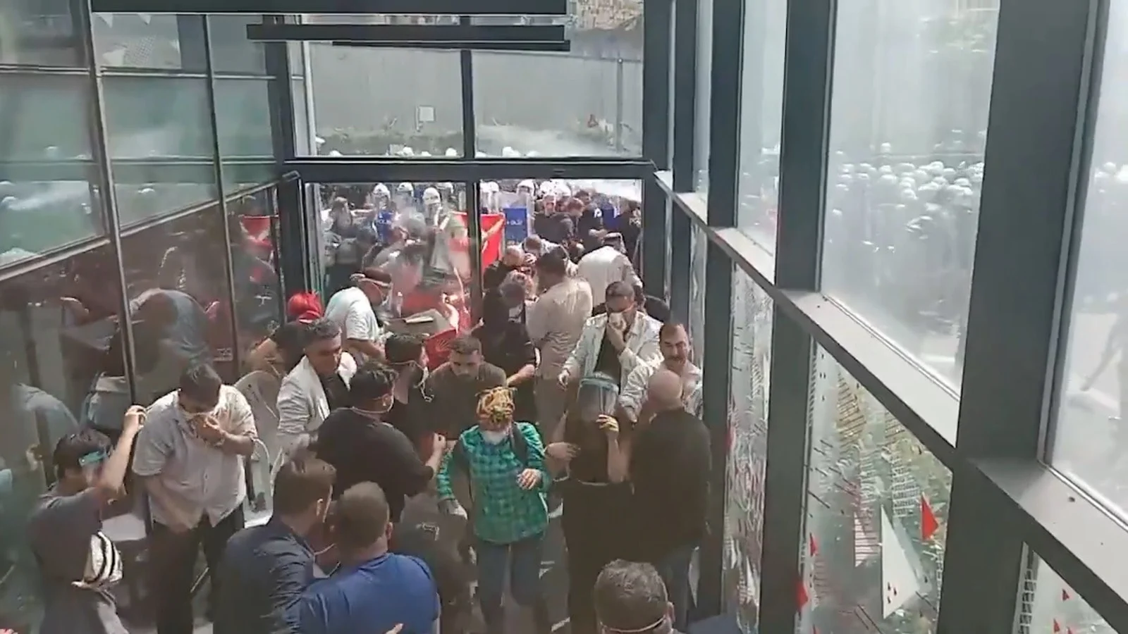 Kayyum Tekin'in İl Başkanlığı'nda kafasına su şişesi atıldı!