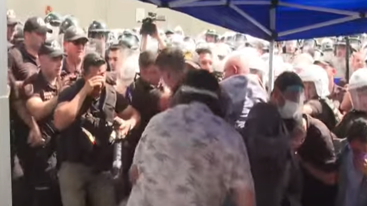 Kayyum Tekin'in İl Başkanlığı'nda kafasına su şişesi atıldı!
