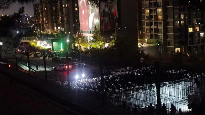 Son dakika: Halk CHP İstanbul İl Binası'na ulaşmaya çalışıyor