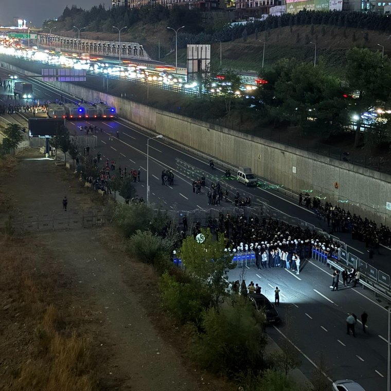 Son dakika: Halk CHP İstanbul İl Bİnası'na ulaşmaya çalışıyor
