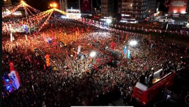 CHP lideri Özel Kadıköy'de konuşuyor