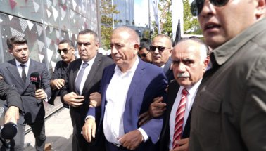 Gürsel Tekin, Özgür Özel gelmeden CHP binasından ayrıldı