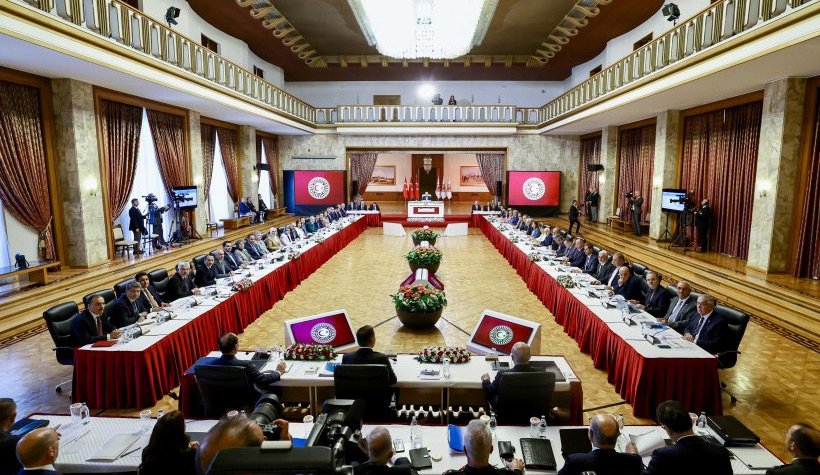 Komisyonda kavga çıktı! Seni buraya askere polise hakaret et diye çağırmadık