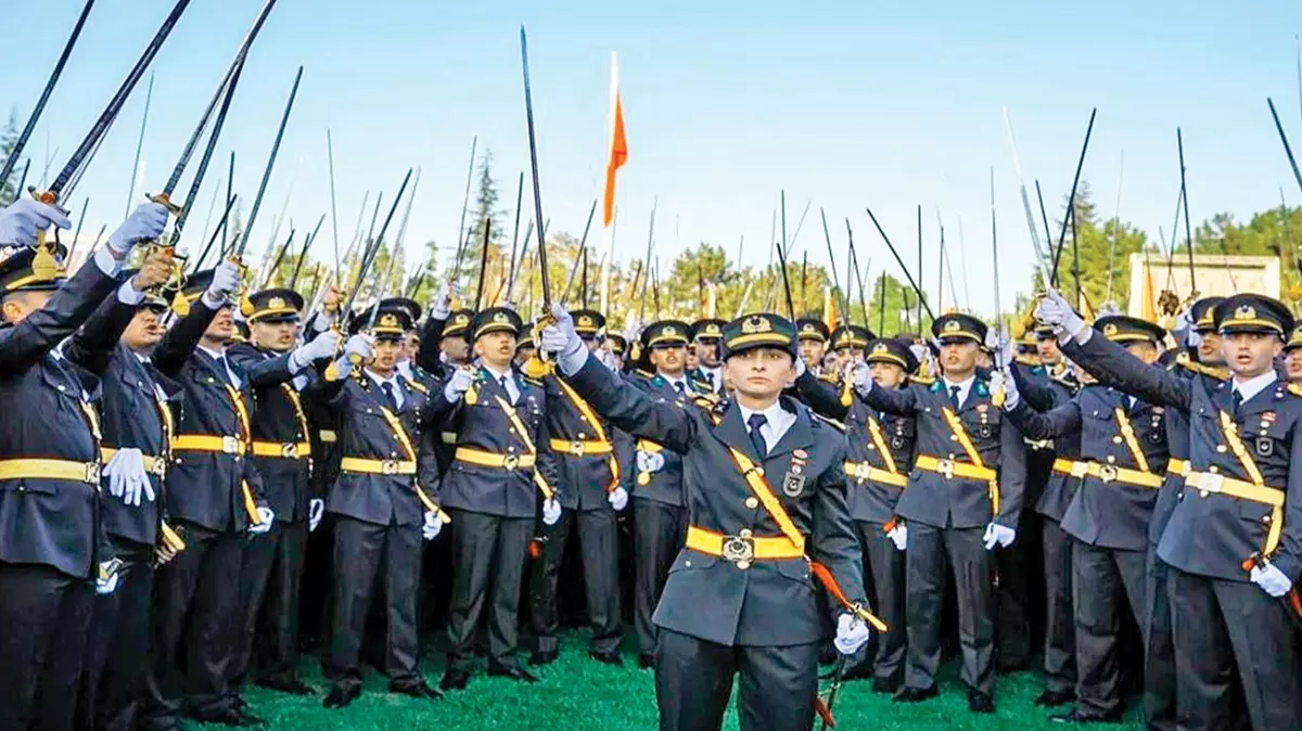 TSK’da 'Atatürk Rozeti' Tartışması: İhraç Edilen Teğmen Görevine Dönüyor