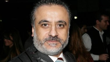 Ünlü yapımcı Erol Köse, evinin 16. katından düşerek hayatını kaybetti.