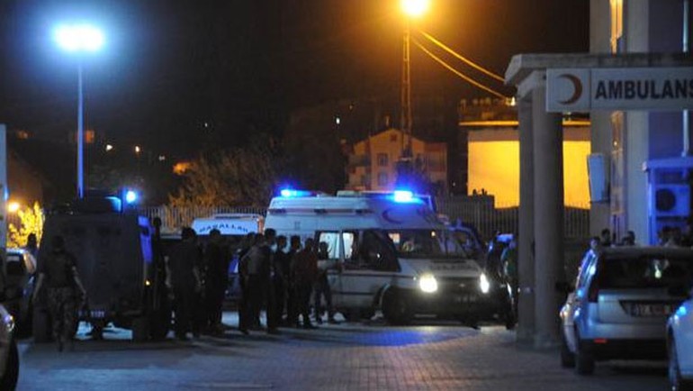 Hakkari'de bomba yüklü Araçla saldırı 2 polis şehit 11 polis yaralı