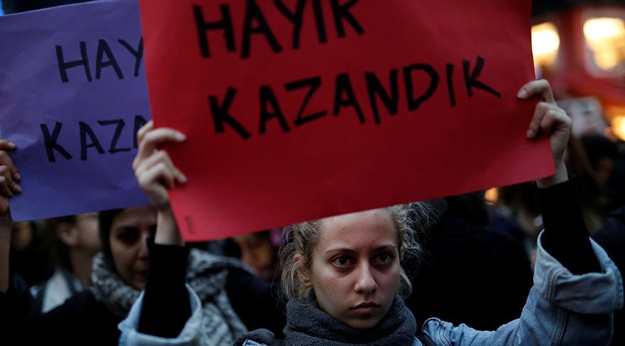 Foto: Reuters Beşiktaş’ta referandum protestolarını bu şekildeydi.