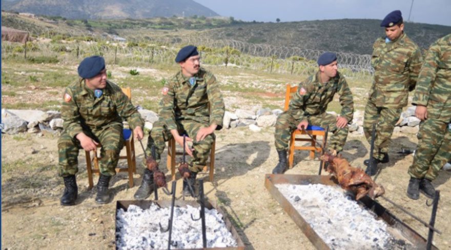 Yunan Askerleri, Aydın'ın Eşek Adası'nda Kuzu çevirme keyfi yaptı