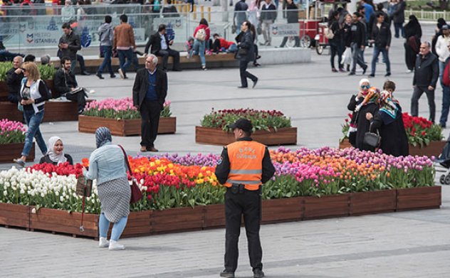 Lale Koruma Timi Taksim meydanı