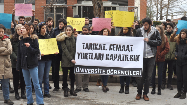 İstanbul İl Milli Eğitim Müdürlüğü Önünde Süleymancı yurdu yangını Protestosu