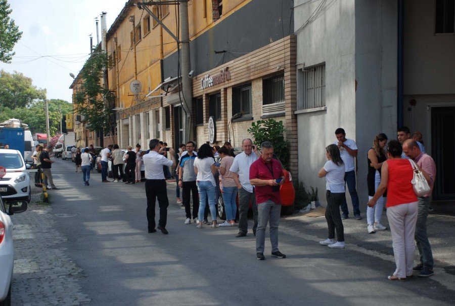Deprem korkuttu, Halk sokaklara döküldü İzmir depremi, Son dakika depremi