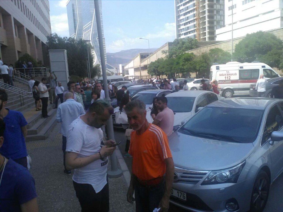 Deprem korkuttu, Halk sokaklara döküldü İzmir depremi, Son dakika depremi