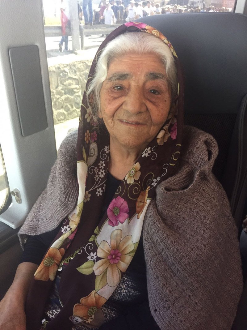 merhum gazeteci Metin Göktepe’nin annesi de toplam 2 kilometre yol yürüdü