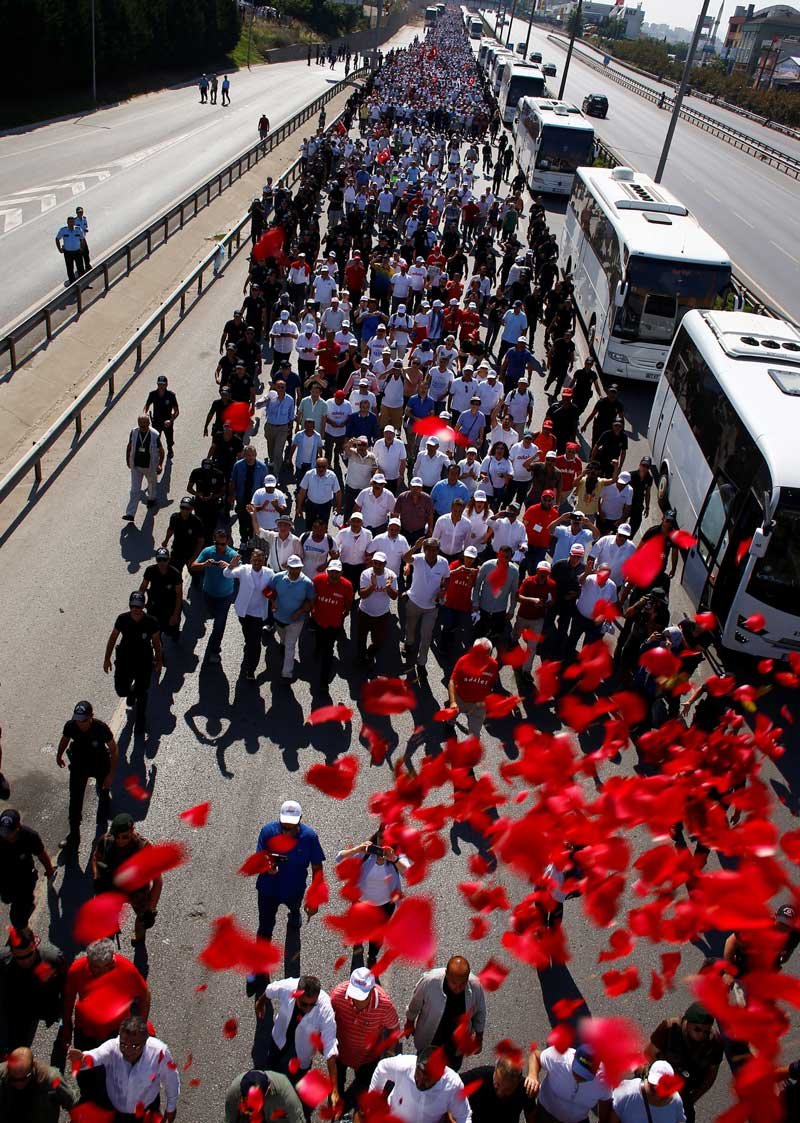 Adalet Yürüyüşü Güllerle başladı çılgın insanlar