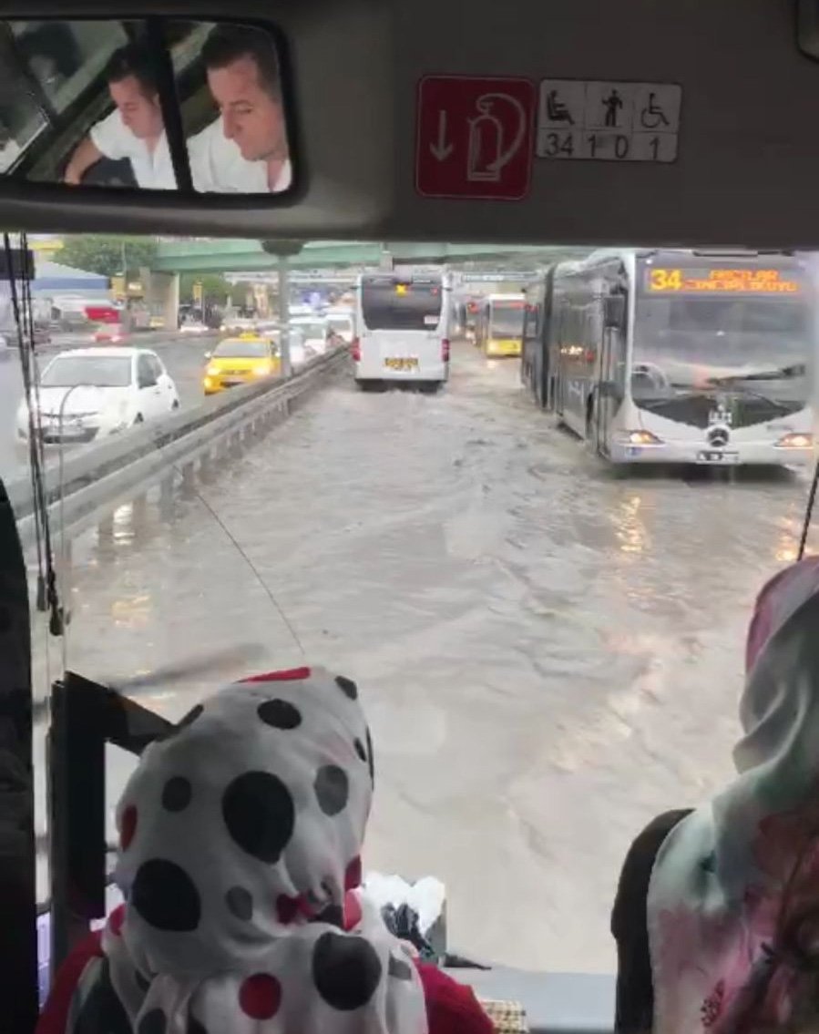 İstanbul Metrobüs yağmur sel
