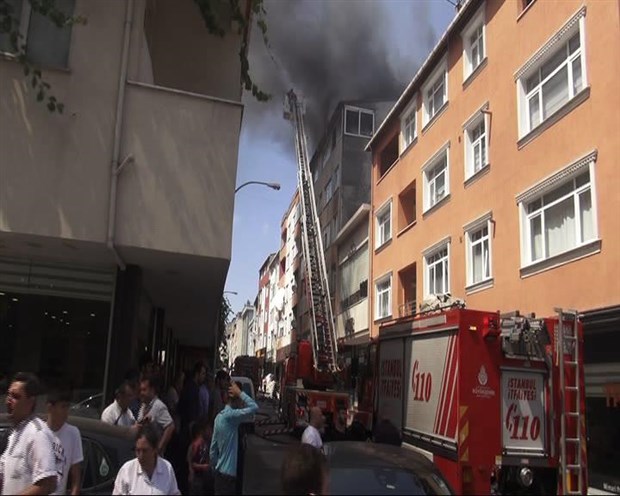 Ataşehir'de 7 katlı bir binada çıkan yangın korkuttu