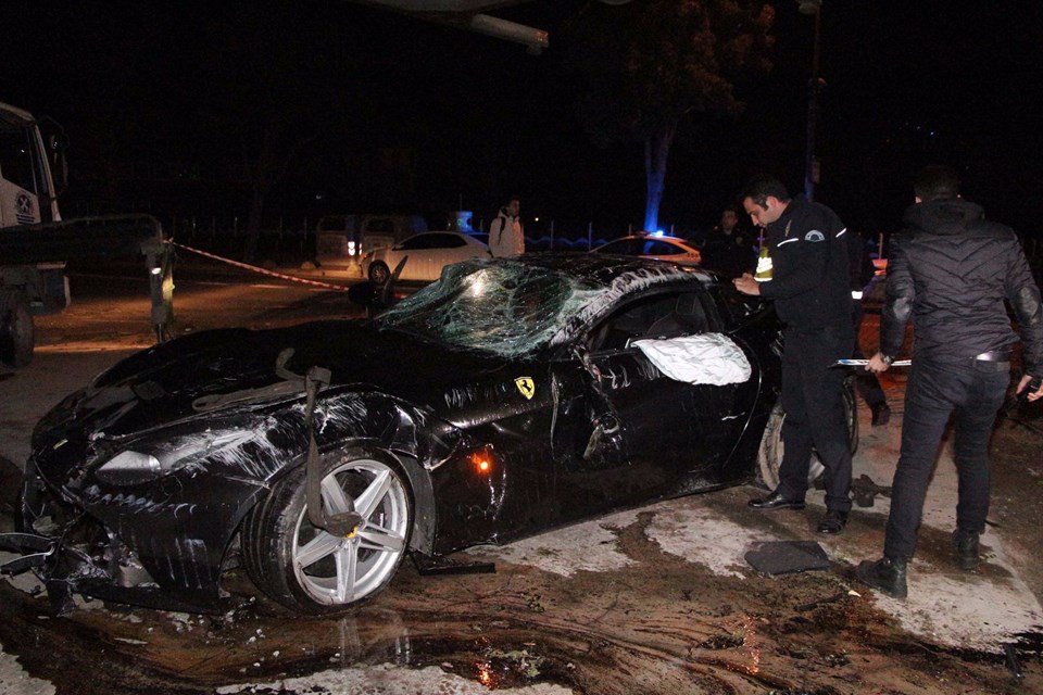 Burak Yılmaz kaza Yaptı Ferrari araç