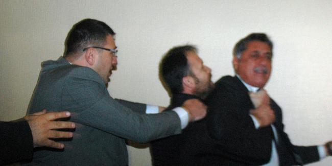 CHP Kongresinde Olay, Boğazına sarıldı