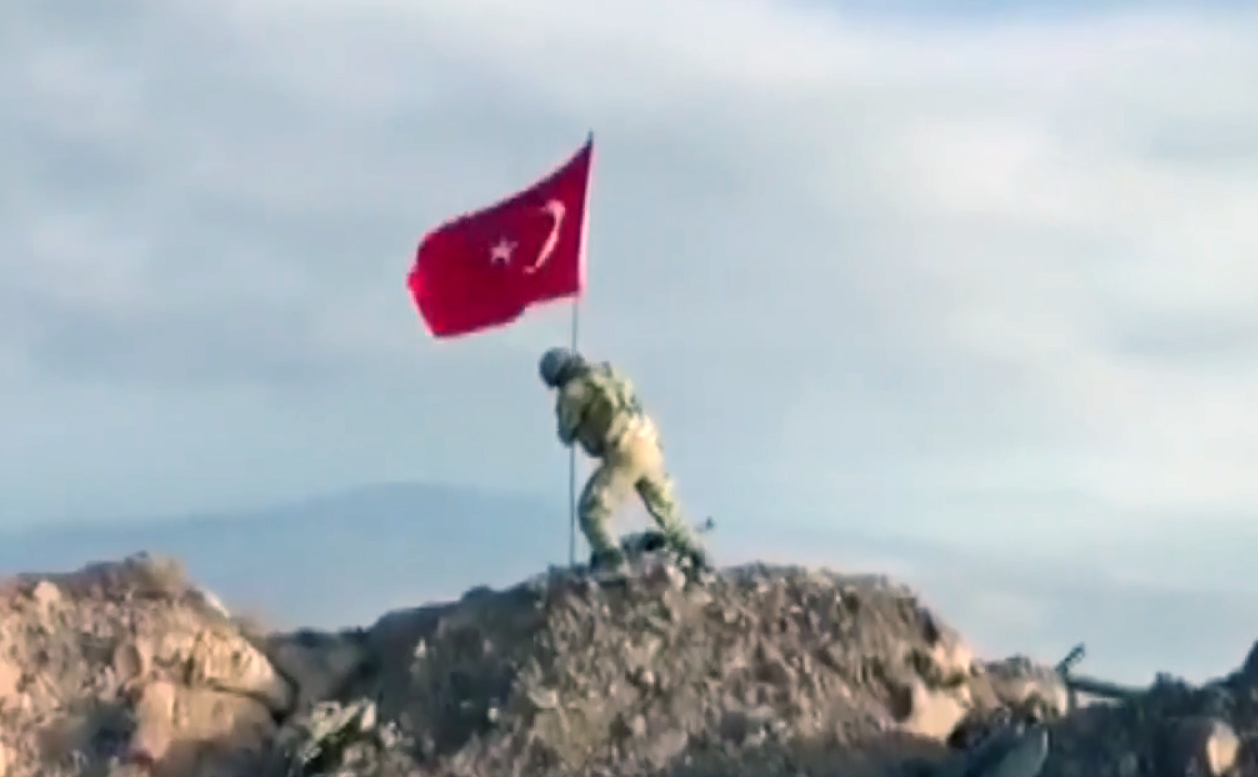 Darmık dağı Türk Bayrağı Dikildi