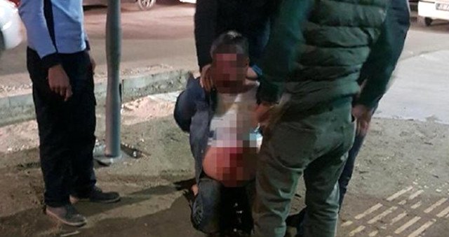 2 Yaşındaki kızına göz kırpan adamı dövdüler