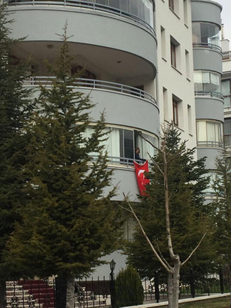CHP Lideri Kılıçdaroğlu'nun eşi Selvi Hanım Türk Bayrağı astı