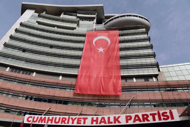 CHP Genel Merkezi'ne Türk bayrağı asıldı