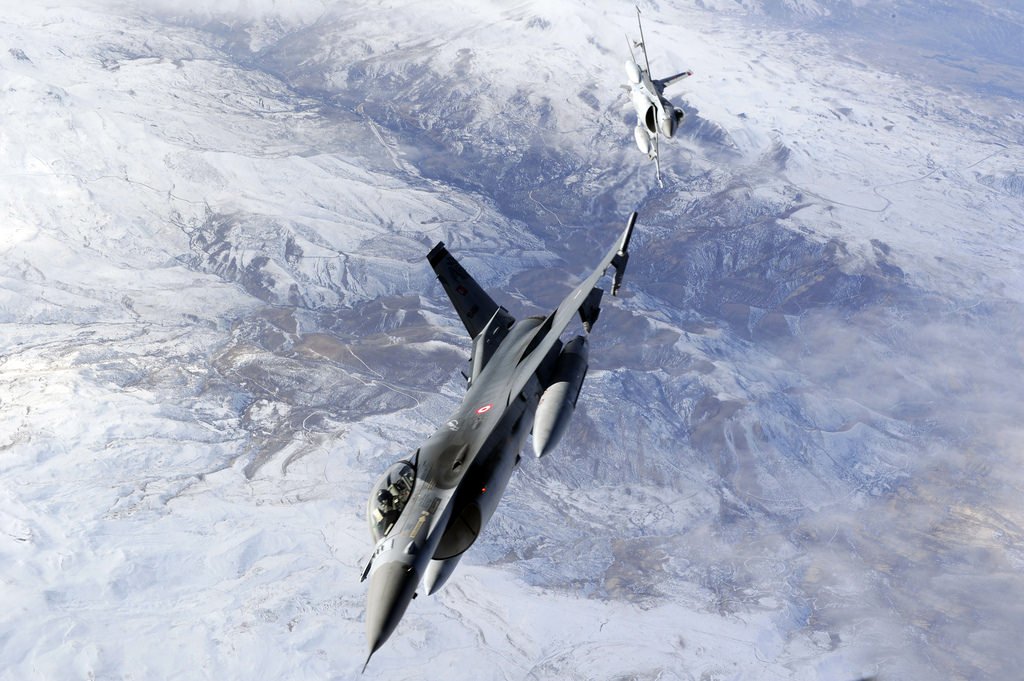 F-16 Türk Savaş Jetleri Kuzey Irak'ı vurdu: 12 PKK'lı öldürüldü