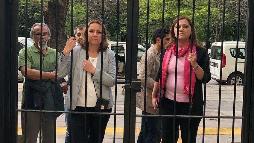 CHP-li Burcu Köksal Parti Meclisi üyesi Semra Dinçer İhale salonuna alınmadı