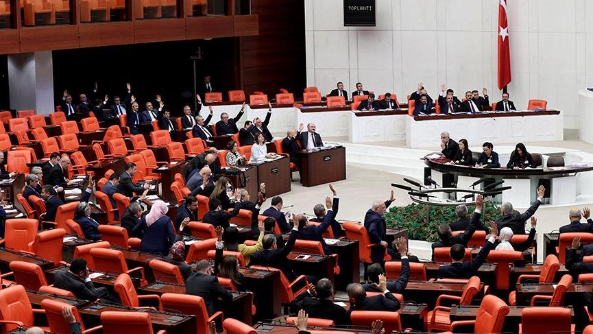 AKP'li milletvekilleri skandal tasarıyı güle oynaya kabul etti
