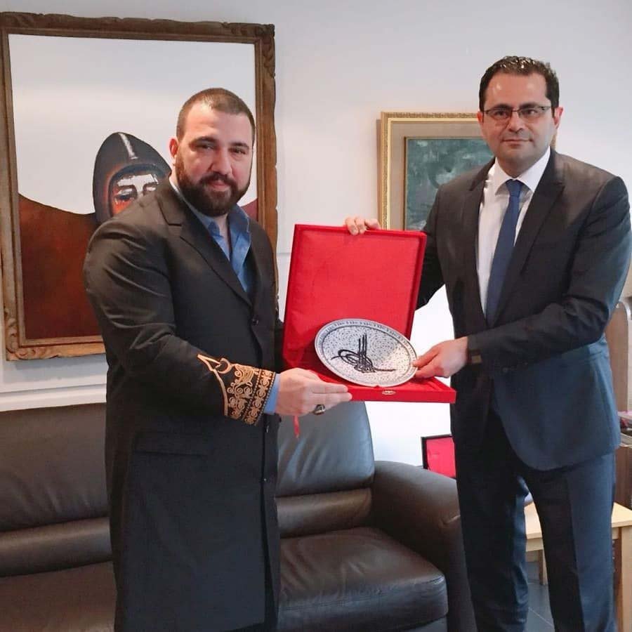 Abdülhamid Kayıhan Osmanoğlu padişah dedesinin tuğralı tabağını hediye etti