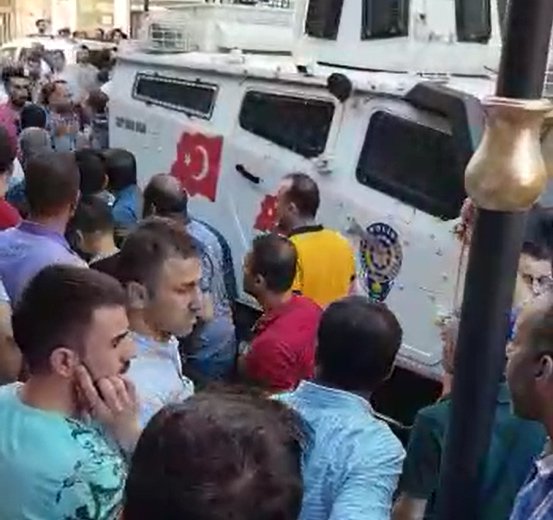 AKP Nusaybin İlçe Başkanı Gazi Askerlere dayak