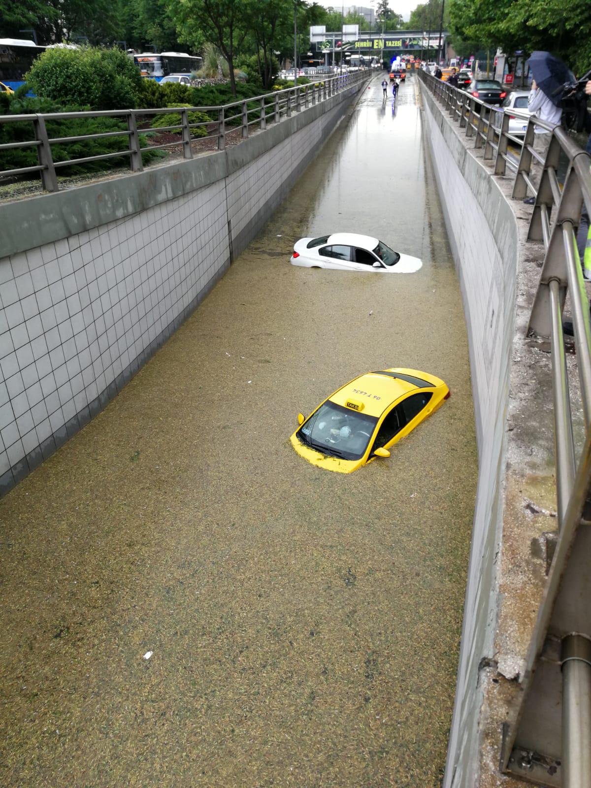 Ankara'da Yağan Yağmur yollar , tüneller ve alt geçitleri gölete çevirdi