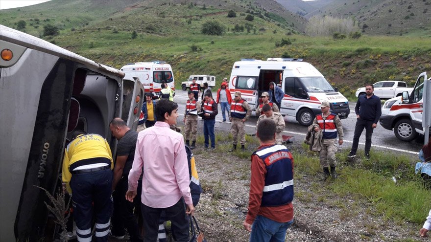 Erzincan'dan kötü haber: Yolcu otobüsü devrildi ölü ve yaralılar var
